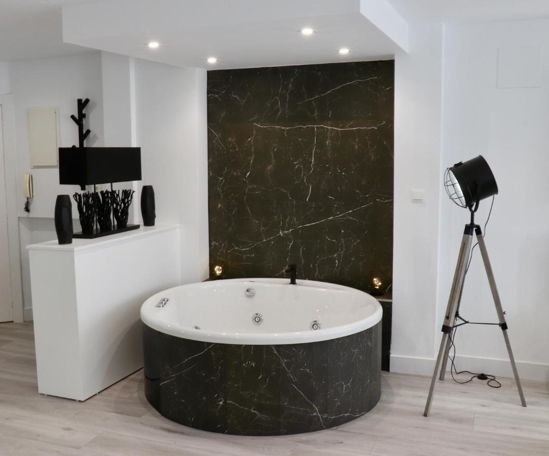 Black&white Suitte Plaza Noja